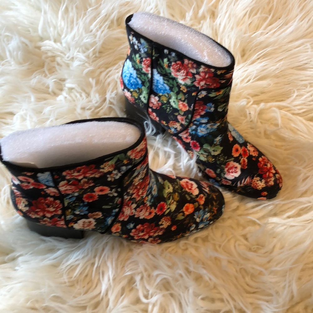 Aerosoles 2 inch flowered bootie